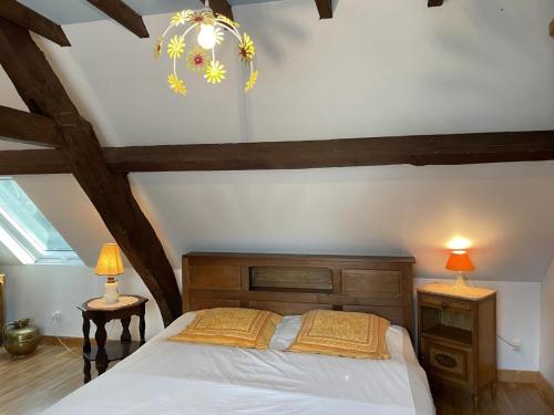 ein Schlafzimmer mit einem Bett und zwei Lampen an Tischen in der Unterkunft Gîte Arfeuilles, 4 pièces, 6 personnes - FR-1-489-277 in Arfeuilles