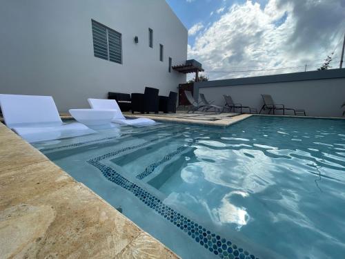 una piscina al centro di una casa di Sunset Coast Loft & Rooftop a Aguacate