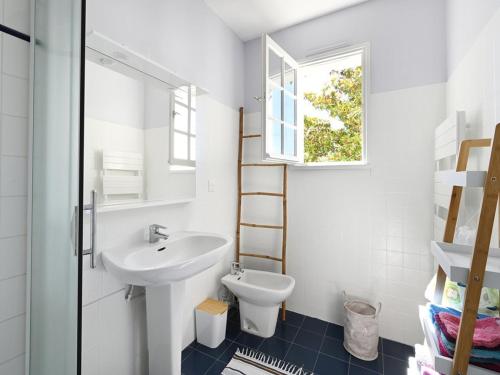 uma casa de banho com um lavatório e um WC em Maison Ars-en-Ré, 3 pièces, 4 personnes - FR-1-434-101 em Ars-en-Ré