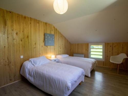 Tempat tidur dalam kamar di Gîte Capdrot, 4 pièces, 6 personnes - FR-1-616-273