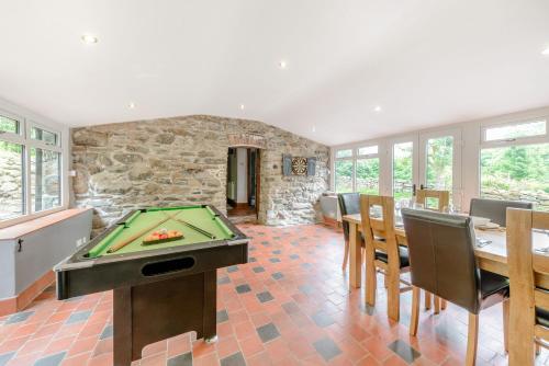 a room with a pool table and a dining room at Groes Heol in Machynlleth