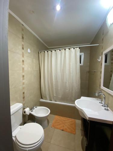 een badkamer met toilet, wastafel en bad bij Departamento Salta Nuevo Encuentro in Salta