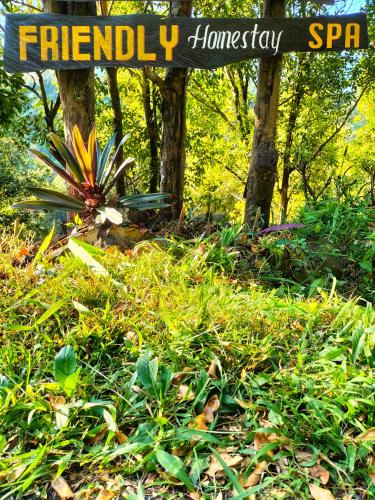a sign that reads friendly homesteadery sr in a forest at Friendly Homestay Lemukih in Singaraja