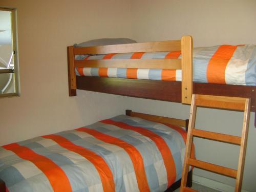 Poschodová posteľ alebo postele v izbe v ubytovaní San Alfonso Apartment