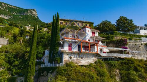 ein Haus an der Seite eines Hügels mit Bäumen in der Unterkunft Villa Paradise (Amalfi Coast - Luxury Home - Beach) in Vietri