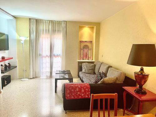 sala de estar con sofá y mesa en Confortable-tranquilo apartamento junto al centro, en Málaga