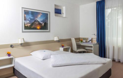Een bed of bedden in een kamer bij Hotel ZweiLinden Meckenheim Bonn