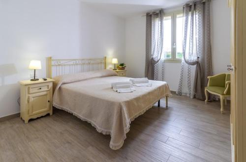 una camera da letto con un letto e due asciugamani di Agriturismo Severini a Fonteblanda