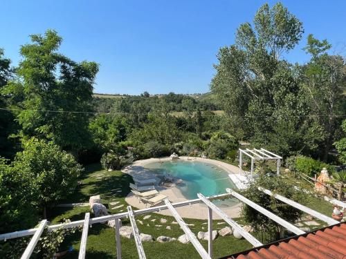 Trarivi的住宿－Villa Tilly，一座树木繁茂的庭院内的游泳池