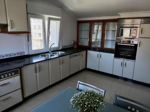 A kitchen or kitchenette at Rodeira