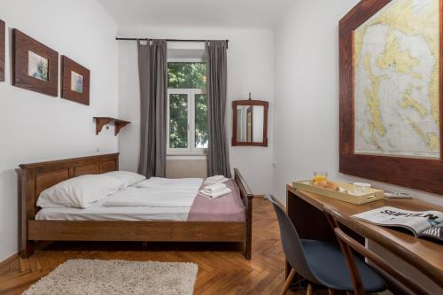 - une petite chambre avec un lit et un bureau dans l'établissement 4 Bedroom Apartment, à Rijeka
