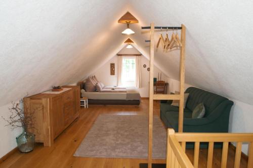 uma sala de estar com uma cama alta e um quarto em Ferienhaus "Troadkammer" in der Südsteiermark em Oberhaag