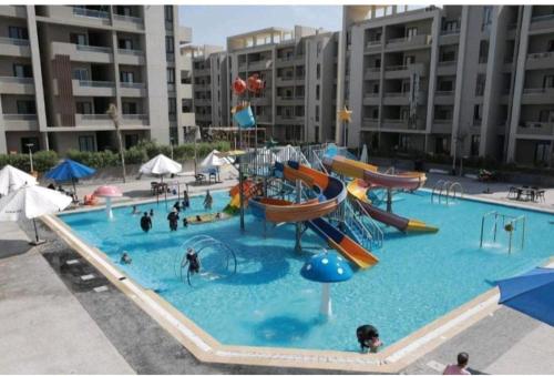 للايجار الشهري شاليه فندقي بقرية جراند هيلز الساحل الشمالي Grand Hills North Coast كود E45