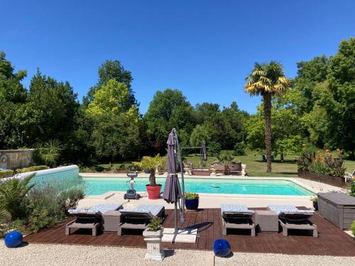 une piscine avec des chaises longues et un parasol dans l'établissement La Lezardiere, à Vervant