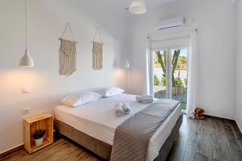 Postel nebo postele na pokoji v ubytování Cactus Guesthouse, Κίνι Συρος