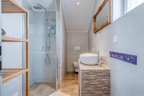 Bilik mandi di SUMMER ORCHID - Spacious Duplex By The Beach & PS5