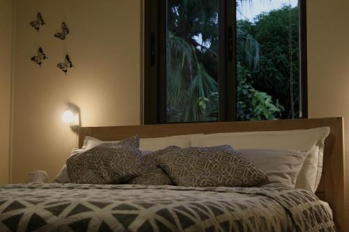 龐普勒穆斯的住宿－Luxury Cosy Guesthouse，卧室配有带枕头的床铺和窗户。