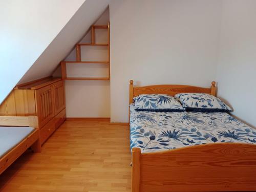 - une chambre avec un lit et un escalier dans l'établissement Owocowe Wakacje - Apartament nad jeziorem, à Mikołajki