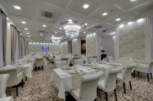 Arcanum Hotelにあるレストランまたは飲食店