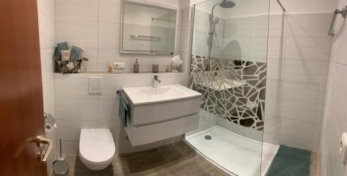 ein Bad mit einem WC, einem Waschbecken und einer Dusche in der Unterkunft Apartment 11 in Burg bei Magdeburg