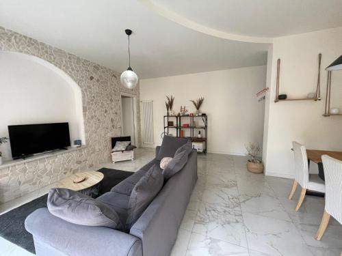 a living room with a couch and a tv at Incantevole Appartamento - Sentiero al Mare in San Benedetto del Tronto