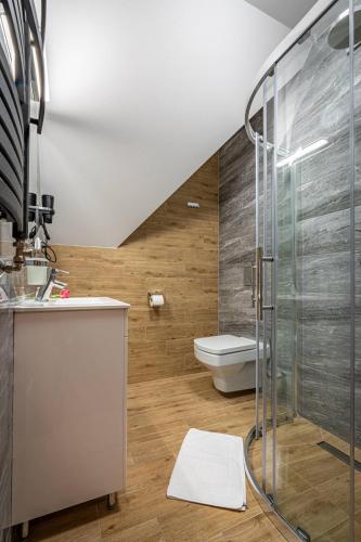 a bathroom with a shower and a toilet at Rezydencja Markowy Dworek in Białka Tatrzanska