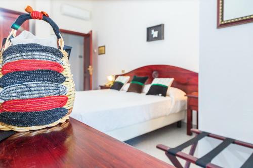Letto o letti in una camera di Hotel S'Ortale Possibilità di Parcheggio interno e Ristorante all'aperto
