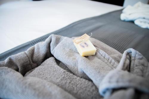 a piece of cheese sitting on top of a bed at Au Calme de Hosdent in Braives