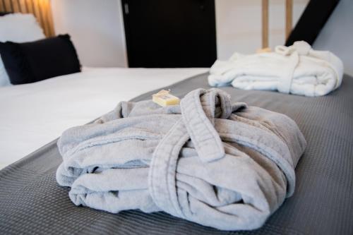 a pile of towels sitting on top of a bed at Au Calme de Hosdent in Braives