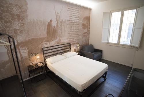 una camera da letto con un letto e un dipinto sul muro di BB LETTERARIO a Ravenna