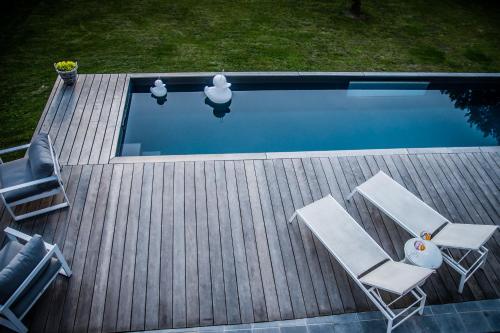 an overhead view of a pool with two chairs at Au Calme de Hosdent in Braives