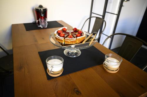 a table with a pie and two glasses of water at BB LETTERARIO in Ravenna