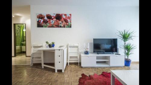 salon z telewizorem i biurkiem z tvictericter w obiekcie Loft w Zurychu