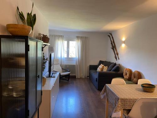 uma sala de estar com um sofá e uma mesa em Apartament Orbis La molina em La Molina