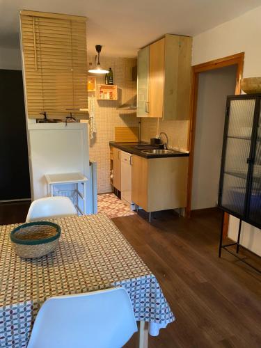 a kitchen with a table and chairs in a room at Apartament Orbis La molina in La Molina