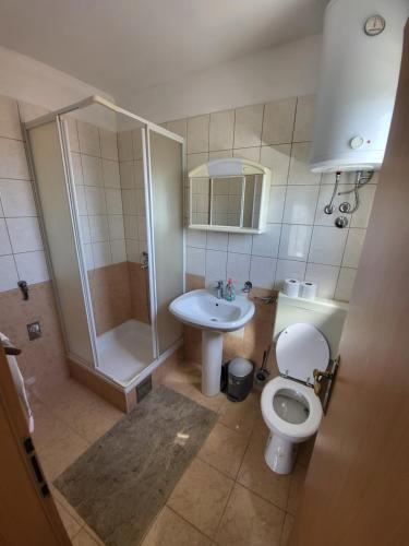 Koupelna v ubytování Apartmani Udovicic