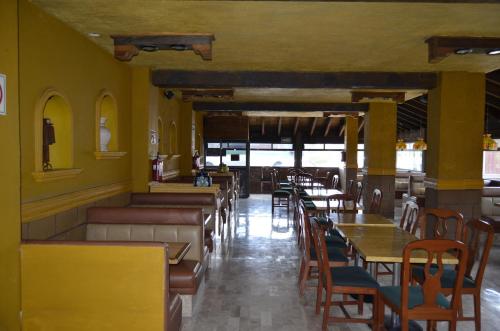 A restaurant or other place to eat at Hotel San Jeronimo Inn