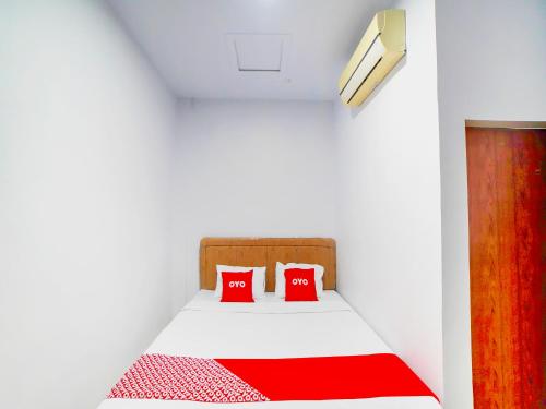 เตียงในห้องที่ OYO 91283 Sg Premium Guest House