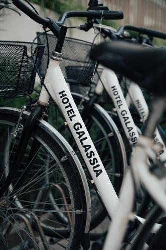 a group of bikes parked next to each other at Hotel Galassia Suites & Spa in Lido di Jesolo