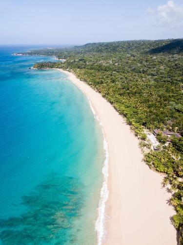 an aerial view of a beach near the ocean at Apartamentos La Torre in Río San Juan
