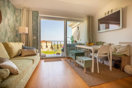 een woonkamer met een bank en een tafel bij ZURI-sea wiev in Zambratija