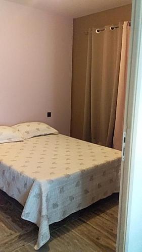 une chambre avec un lit dans une pièce dans l'établissement villa du jardin chez mandy, à Magalas