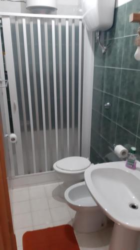 y baño con 2 aseos y ducha. en La casa del custode en Caccamo