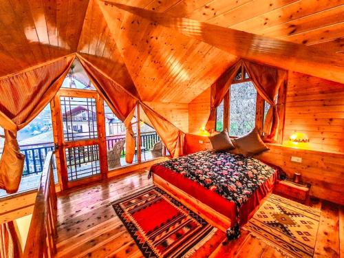 Postel nebo postele na pokoji v ubytování Banjara Orchard Retreat Thanedar