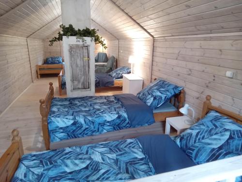Cette chambre comprend trois lits et un canapé. dans l'établissement domek u Kazi, à Sadowne