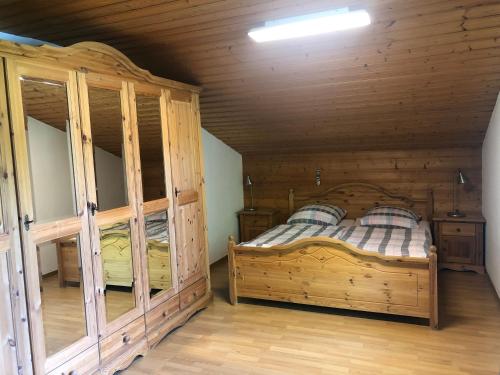 Säng eller sängar i ett rum på Ferienwohnung Mayr