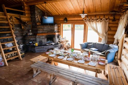- un salon avec une table et un canapé dans l'établissement Marguse Metsamajad, à Pärnu