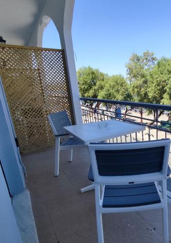 a patio with a table and chairs on a balcony at Hotel Ilion in Petra
