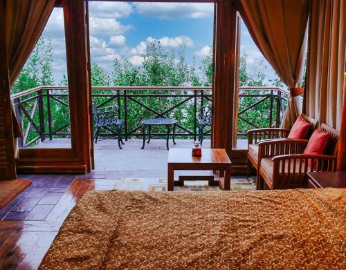 Balkón nebo terasa v ubytování Banjara Orchard Retreat Thanedar