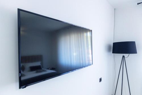 En tv och/eller ett underhållningssystem på Apartmani Gala Foča